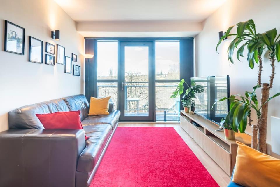 Sheffield City Centre Apartment & Balcony Exterior photo